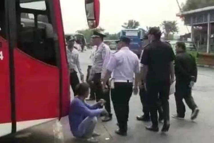 Sejumlah penumpang bersiap menaiki bus di Terminal Kalideres, Jakarta, Rabu (29/7). Menjelang Hari Raya Iduladha 1441 Hijriah penumpang di Terminal Kalideres mengalami peningkatan karena banyaknya warga yang ingin pulang ke kampung halaman. Republika/Putra M. Akbar