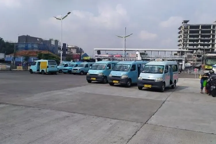 Suasana Terminal Kampung Melayu saat PSBB Transisi, Senin (8/6/2020). (Suara.com/Stephanus Aranditio)