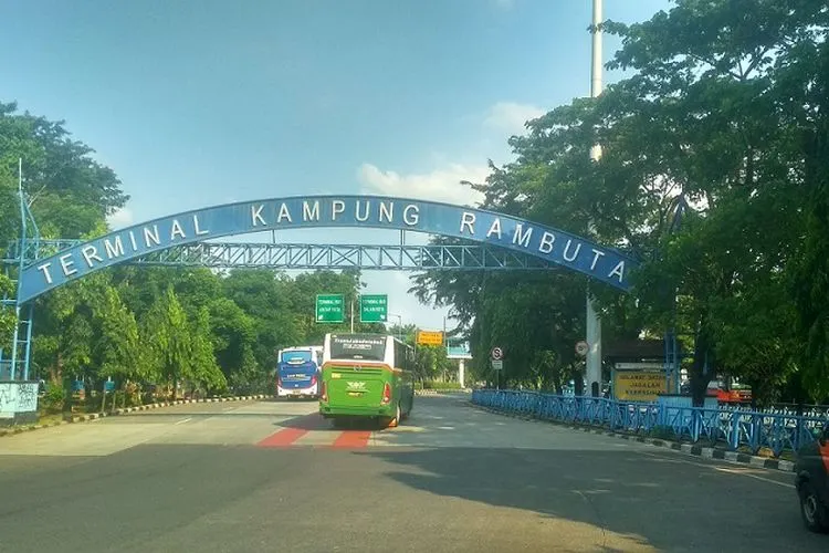Suasana lengang terlihat di Terminal Kampung Rambutan Jakarta Timur pada Jumat (24/4/2020), saat hari pertama pemberlakuan larangan mudik. Ayojakarta.com/ Hendy Dinata