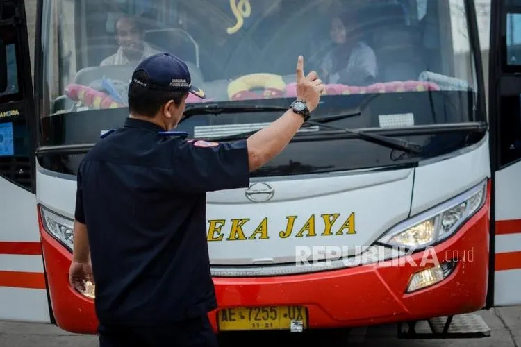Sebagai ilustrasi, Petugas Dinas Perhubungan memeriksa kendaraan bus di Terminal Bus Lebak Bulus, Jakarta Selatan.  Foto: Thoudy Badai/Republika