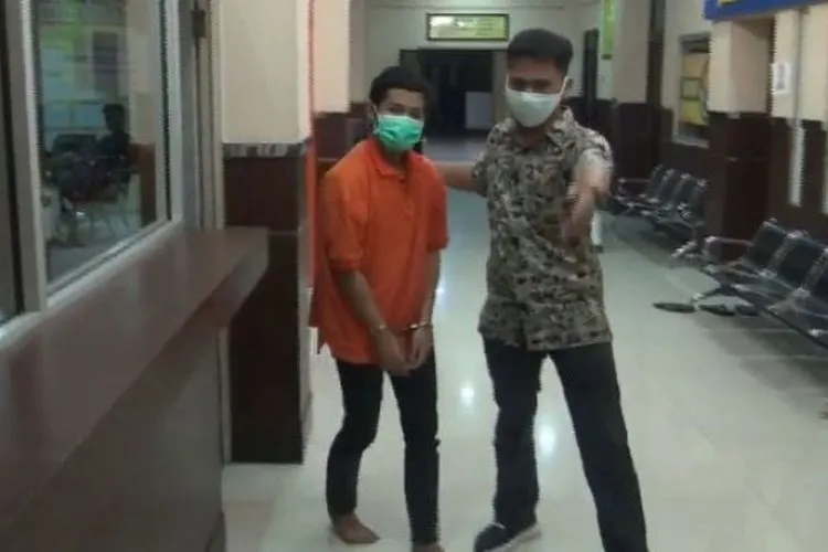 Tersangka berinisial YD, pembegal pesepeda di kawasan Panglima Polim, Jakarta Selatan ditangkap anggota Polres Metro Jakarta Selatan, Sabtu (20/6/2020). (Istimewa)