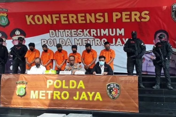 7 tersangka pencuri modul BTS milik provider seluler Indosat dan XL di Polda Metro Jaya, Jakarta, Senin (31/8/2020) [Suara.com/Welly]