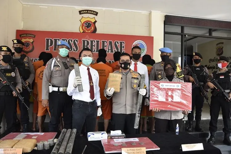 Polisi mengamanka barang bukti terkait peredaran uang palsu di Bogor/ ist