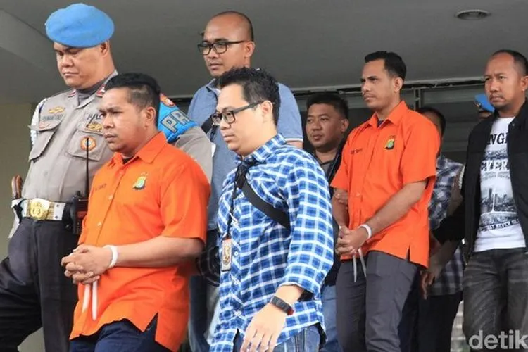 Dua tersangka (berpakaian oranye) penyerangan air keras terhadap Novel Baswedan. (Detik.com/Ari Saputra)