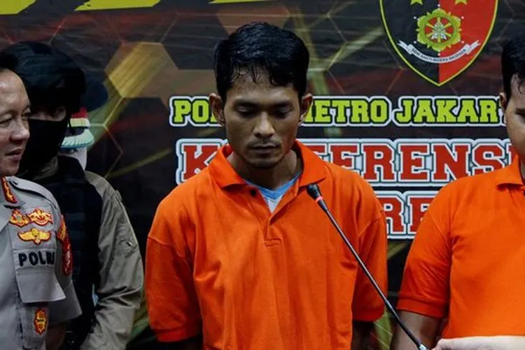 Wajah dua tersangka kasus prostitusi anak di Apartemen Kalibata City. (Merdeka.com/Muhammad Fayyadh)