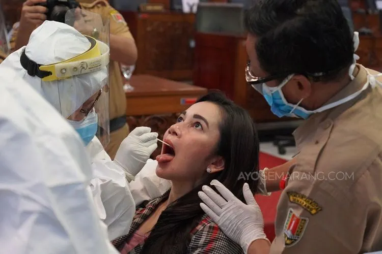 Anggota DPRD Kota Semarang, menjalani tes swab di ruang rapat paripurna, Senin (8/6/2020). (Ayosemarang.com/Kemmy Wijaya)