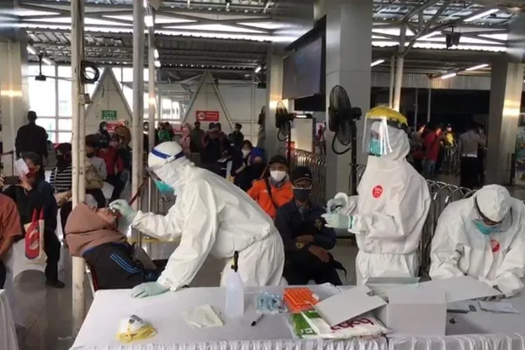 Ratusan penumpang KRL menjalani tes swab. (Ayobogor.com/Husnul Khatimah)