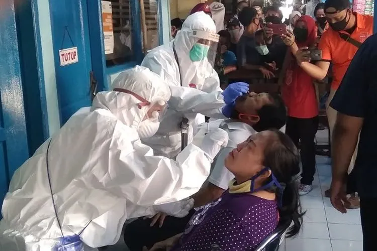 Pemeriksaan swab di Pasar Pendongkelan, Kelapa Gading, Jakarta Utara, Rabu (17/6/2020). (Dispen Lantamal III)