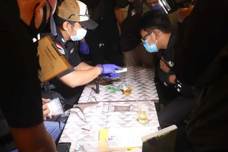 Petugas saat lakukan tes urine kepada masyrakat, (dok)