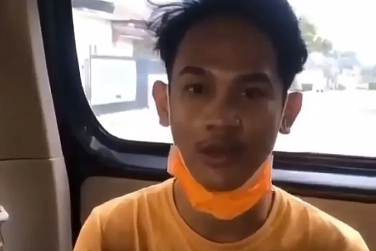 Salah satu rekan Ferdian Paleka menyerahkan diri usai melakukan prank sembako kepada transpuan di Bandung. (dok)
