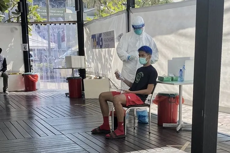 Ganda Putra Indonesia, Fajar Alfian, sedang bersiap untuk menjalani tes usap keduanya di Bangkok, Thailand / dok