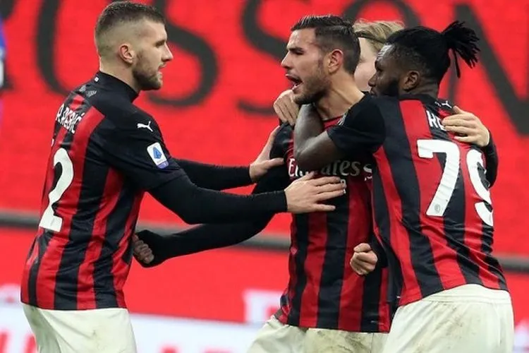 Theo Hernandez (tengah) merayakan golnya yang membuat AC Milan terhindar dari kekalahan melawan Parma di Serie A Italia.  Foto: EPA-EFE/MATTEO BAZZI