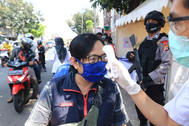 Pemeriksaan suhu melalui thermo gun (ilustrasi)/ayobandung.com/Irfan Al-Faritsi