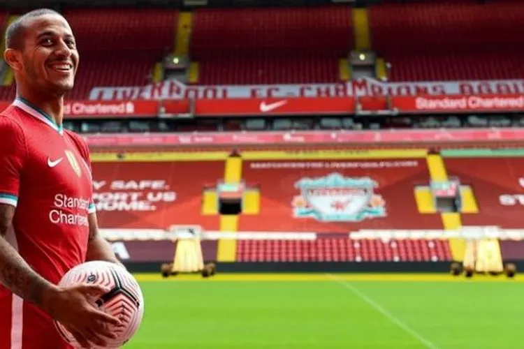 Thiago Alcantara diperkenalkan sebagai pemain baru Liverpool di Anfield. [Laman resmi Liverpool]