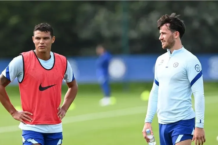 Pemain baru Chelsea, Thiago Silva (kiri) dan Ben Chilwell, masuk dalam skuad Chelsea saat menghadapi Barnsley pada pertandingan babak ketiga Piala EFL, dulu disebut Piala Liga Inggris, Kamis dini hari WIB/chelsea.com