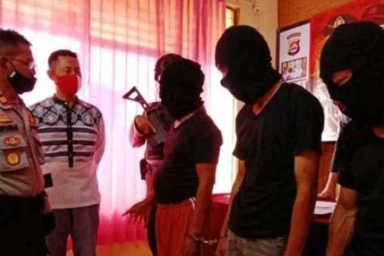 Tiga pria Tangerang ditangkap atas perusakan kantor Desa esa Cireundeu, Kecamatan Solear, Kabupaten Tangerang. (Suara.com/Bantenews.com)