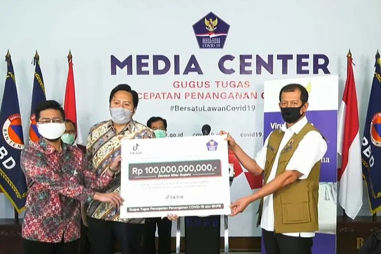 Perwakilan TikTok memberikan sumbangan Rp100 miliar untuk penanganan Covid-19. (dok)