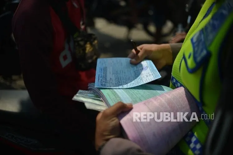 sebagai ilustrasi. Penilangan dilakukan kepada para pelanggar aturan lalu lintas di Jakarta/ Republika