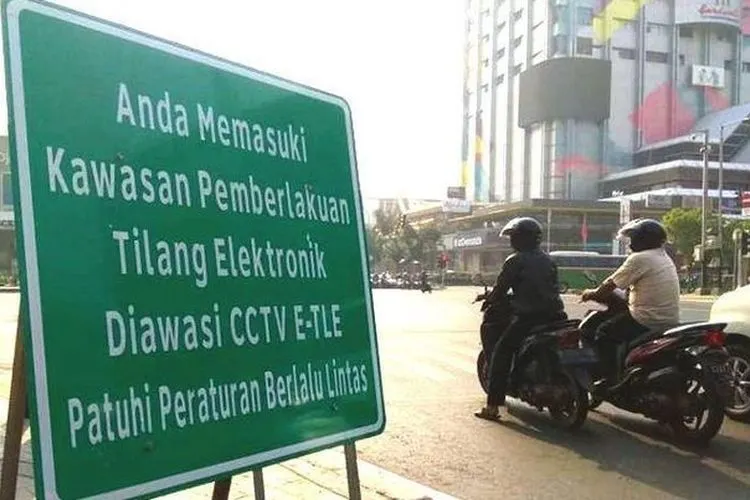 Kamera E-TLE akan merekam bentuk pelanggaran yang biasa dilakukan para pengendara sepeda motor, seperti tidak menggunakan helm, menerobos traffic light, atau melanggar marka jalan. (Ilustrasi/Gridoto.com)