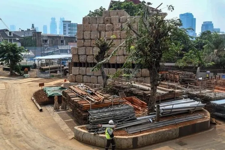 Sejumlah pekerja tampak sibuk menyelesaikan proyek revitalisasi kawasan Taman Ismail Marzuki (TIM) di Jakarta, Senin (25/11/2019). (Antara/Muhammad Adimaja)