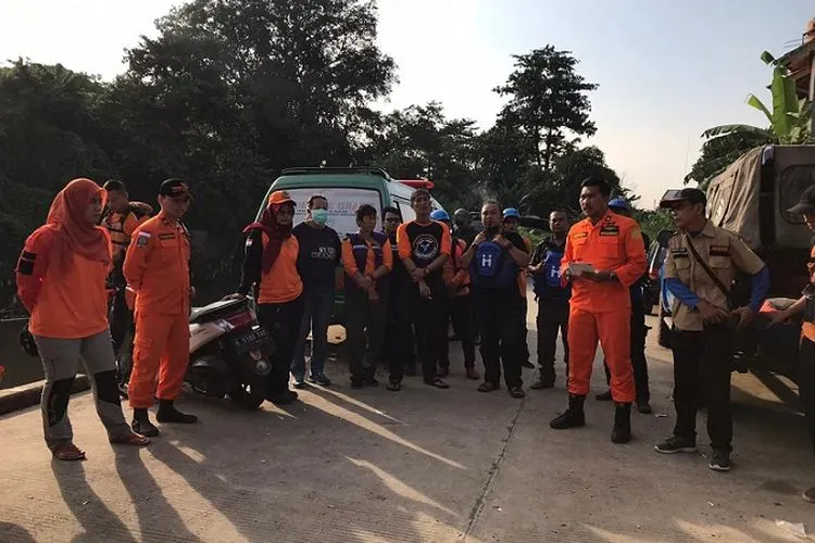 Tim SAR gabungan untuk pencarian bocah tenggelam di kali Ciliwung dilanjutkan, Minggu (8/3/2020). (Humas Kantor Pencarian dan Pertolongan Jakarta)