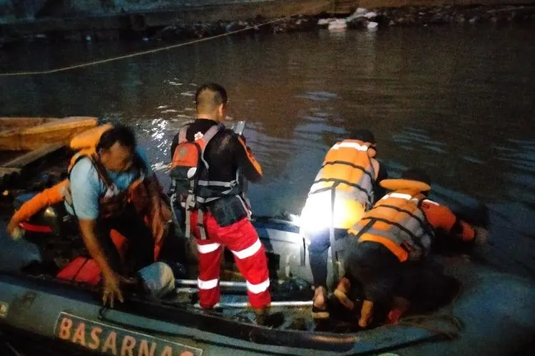 Tim SAR gabungan untuk pencarian bocah tenggelam di kali Ciliwung menemukan korban dalam kondisi meninggal dunia, Minggu (8/3/2020). (Humas Kantor Pencarian dan Pertolongan Jakarta)