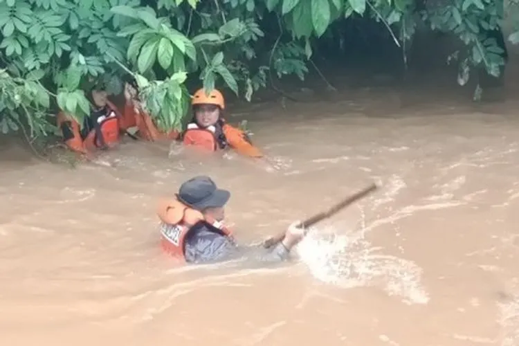 Tim SAR Disaster Management Center (DMC) Dompet Dhuafa sedang mencari korban hanyut di Kali Angke, Ciputat, Tangerang Selatan.