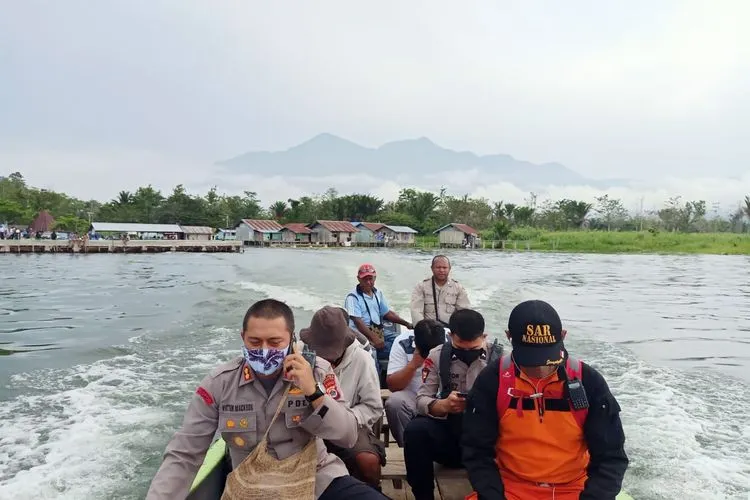 Tim SAR gabungan melakukan pencarian pesawat jatuh di Danau Sentani, Jayapura, Papua, Selasa (12/5/2020).
