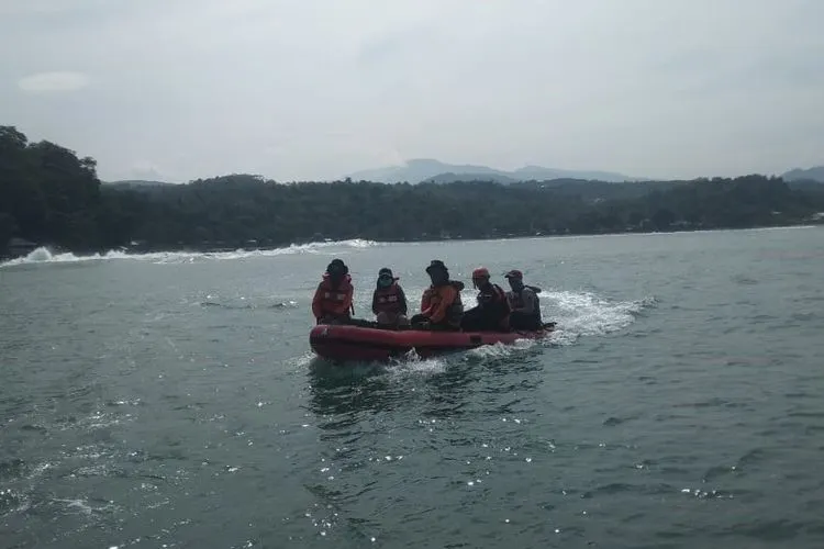 Pencarian pemuda hanyut di pantai Karang Hawu (dokumentasi tim SAR)