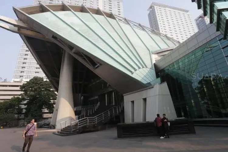 Pekerja menyelsaikan atap gedung Taman Ismail Marzuki, Jakarta, Rabu (28/9). [Suara.com/Muhaimin A Untung]