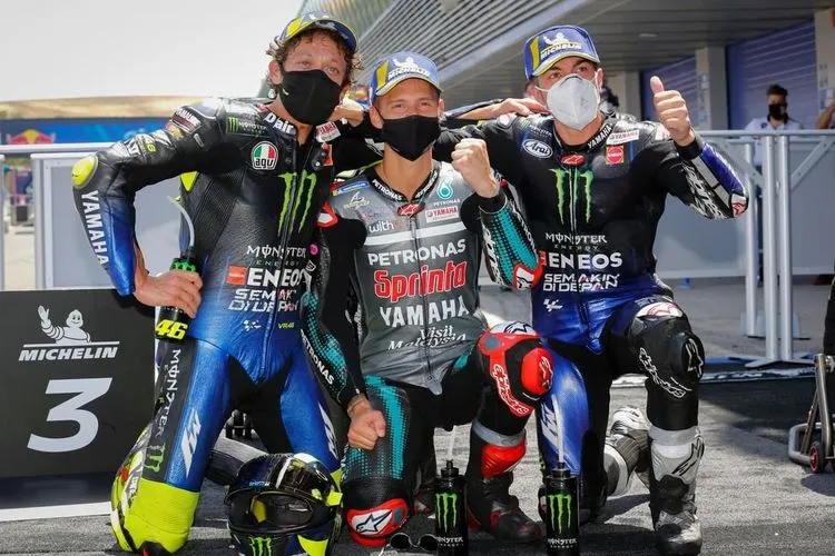 Pembalap tim Petronas Yamaha, Fabio Quartararo (tengah), berhasil menjadi juara, diikuti duo rider Monster Energy Yamaha, Maverick Vinales serta Valentino Rossi. (dok MotoGP)