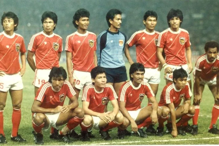 Ricky Yacobi (kanan berdiri) bersama Timnas Indonesia 1987. (dok)