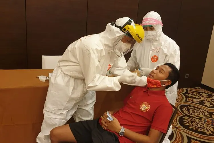 Evan Dimas menjalani tes swab saat dipanggil mengikuti TC Timnas senior dalam persiapan Kualifikasi Piala Dunia 2022. (dok PSSI)