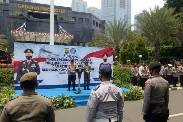 Kapolda Metro Jaya, Irjen Pol Nana Sudjana (kiri) bersama Pangdam Jaya Mayjen Dudung Abdurachman (kana) saat memberikan sambutan Launching Timsus Penindak Pelanggar Protokol Kesehatan dan Penegak Disiplin Berbasis Komunitas Ojek Online, di Kompleks Polda Metro Jaya, Jakarta, Rabu (23/9).  Foto: Republika/Ali Mansur