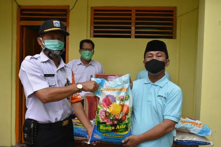 JAKARTA TIMUR: Warga yang Positif Covid-19 di Kel. Jatinegara Dapat Bantuan Sembako/timur.jakarta.go.id