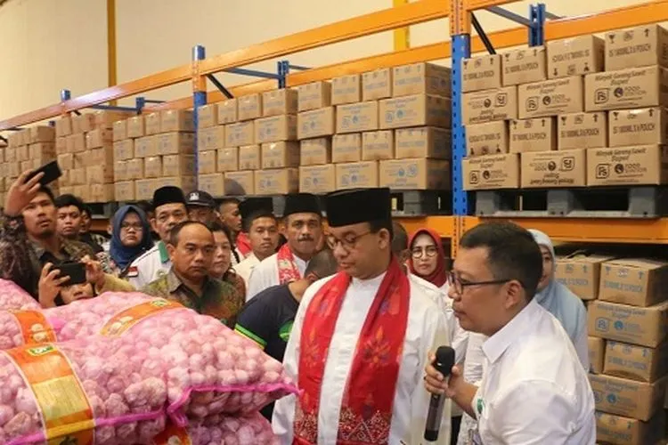 Gubernur Anies Baswedan mengecek stook pangan di gudang PT. Food Station Tjipinang Jaya (timur.jakarta.go.id)