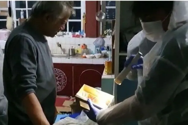 Tio Pakusadewo saat digeledah polisi (Istimewa)