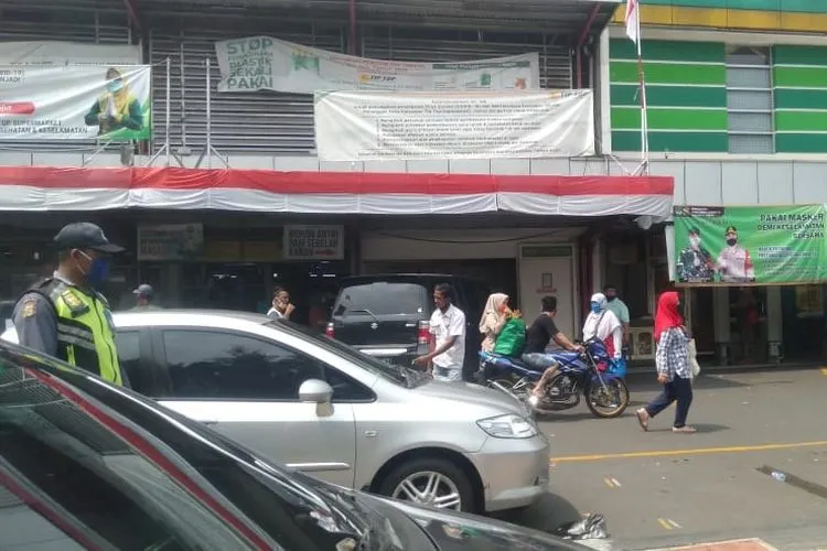 Suasana di depan pusat perbelanjaan Tip Top Rawamangun, Jakarta Timur, pada Kamis (6 Agustus 2020)/istimewa