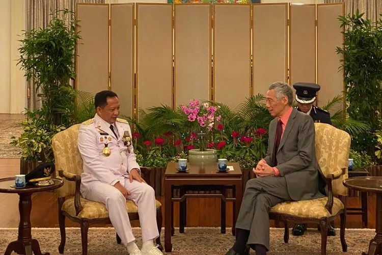 Menteri Dalam Negeri (Mendagri) Tito Karnavian berbincang dengan Perdana Menteri Singapura Lee Hsien Loong di Istana Presiden Singapura, Rabu (15/1/2020) pagi. ( Staf Khusus Mendagri Kastorius Sinaga)