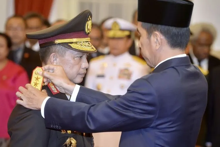 Tito Karnavian saat dilantik menjadi Kapolri oleh Presiden Jokowi di Istana Negara, Jakarta, Rabu 13 Juli 2016/Antara-Yudhi Mahatma