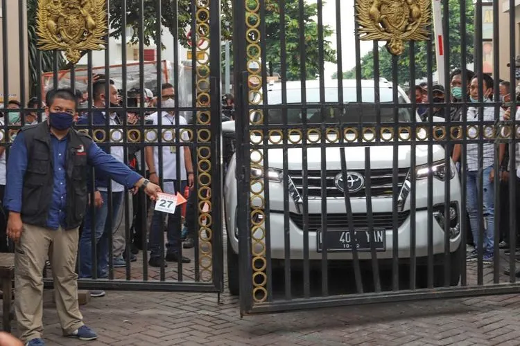 Pra rekonstruksi kasus premanisme kelompok John Kei di Cipondoh Tangerang saat kawanan mobil menerobos gerbang perumahan di Green Lake City/ Suara.com