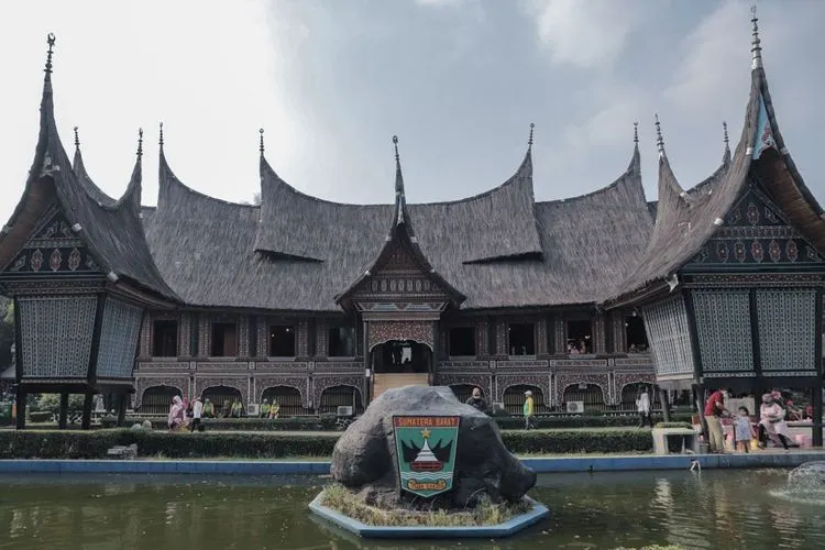 sebagai ilustrasi. Suasana pengunjung di Anjungan Sumatera Barat di Taman Mini Indonesia Indah, Jakarta Timur. [Suara.com/Alfian Winanto