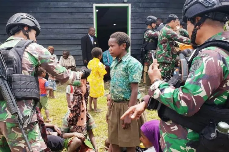 Personel Yonif Raider 321/13/1 Kostrad membagikan sebanyak 200 lembar pakaian batik kepada warga di Kampung Yerusalem, Distrik Mbua, Kabupaten Nduga, Papua, Rabu (2//10/2019)/Antara