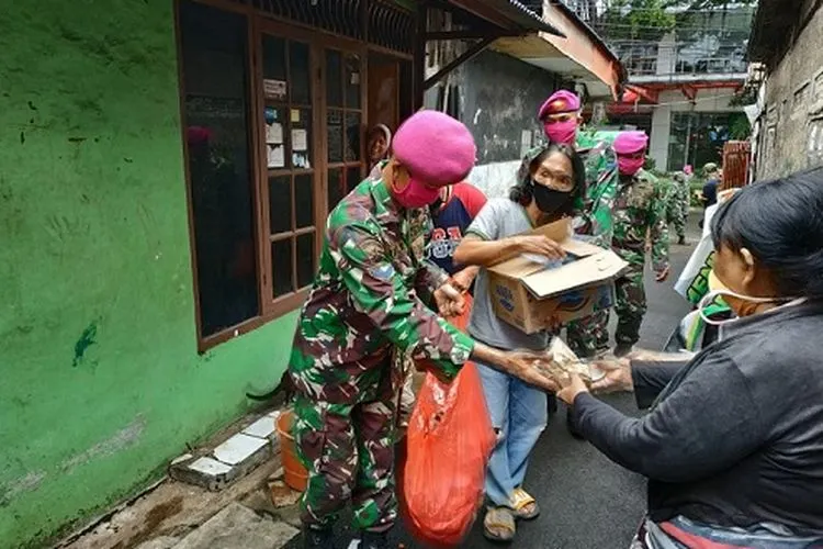 TNI Siapkan Ribuan Nasi Bungkus Setiap Hari Untuk Masyarakat (Puspen TNI)
