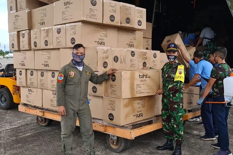 Prajurit TNI yang tergabung dalam Gugus Tugas Percepatan Penanganan Covid-19 terus melakukan pendistribusian Alat Pelindung Diri (APD) ke sejumlah daerah Indonesia. (Dok. Puspen TNI)