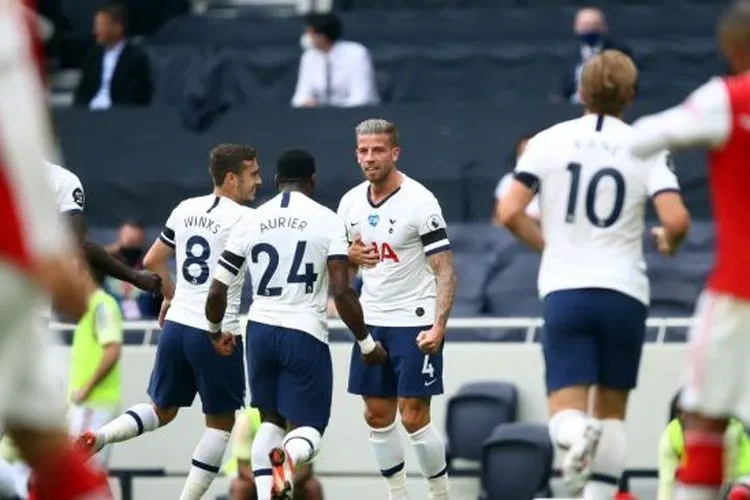 Bek Tottenham Hotspur, Toby Alderweireld (tengah) merayakan golnya ke gawang Arsenal pada laga Liga Inggris 2019/2020 di Tottenham Hotspur Stadium, London, Minggu (12/7/2020) malam WIB. [Julian Finney / POOL / AFP]