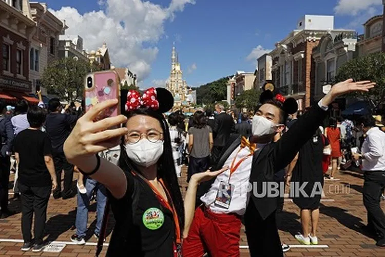 Tokyo Disney Resort akan dibuka dengan membatasi jumlah pengunjung (Foto: ilustrasi Disneyland) Foto: AP/Kin Cheung