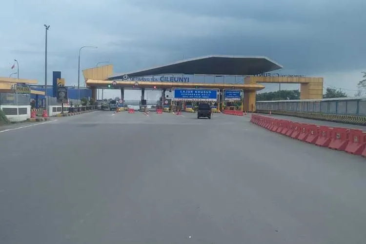 Situasi di gerbang masuk tol Cileunyi Kabupaten Bandung terlihat sepi. Hanya beberapa kendaraan yang masuk menggunakan jalan bebas hambatan ini.(Ayobandung.com/Mildan Abdalloh)
