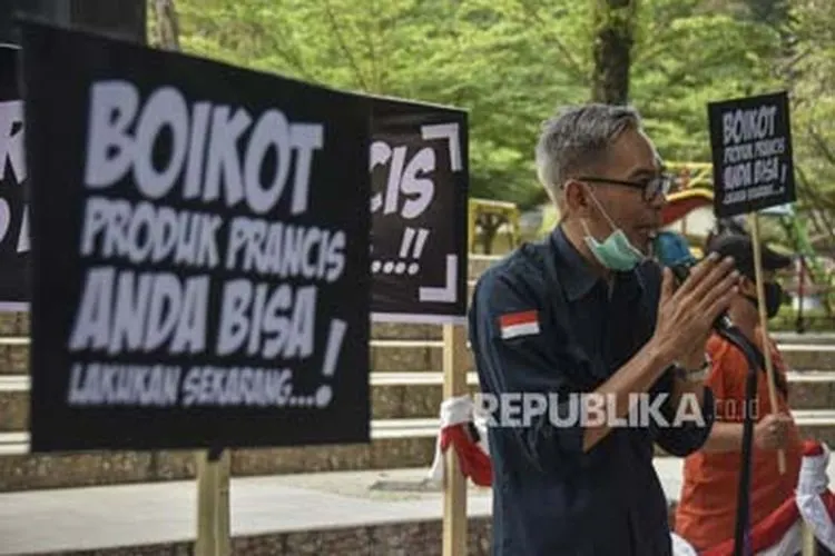 [Ilustrasi] Koordinator aksi M Hafiz menyampaikan orasinya saat aksi seruan boikot produk Prancis di Mataram, NTB, Rabu (4/11). Aksi protes terhadap pernyataan Presiden Prancis, Emmanuel Macron meluas. (dok Republika))