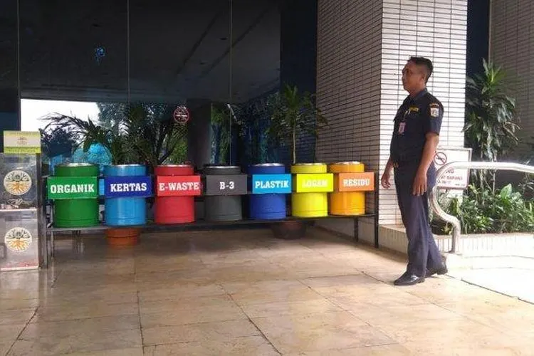 Pemkot Jakarta Utara mengganti tong sampah lama dengan tong sampah pilah di kantor Wali Kota. Penggunaan tong sampah ramah lingkungan itu sesuai dengan Intruksi Gubernur Provinsi DKI Jakarta nomor 107/2019. (Wartakotalive/Junianto Hamonangan)